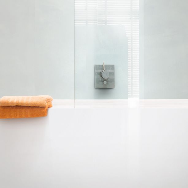 Suelo de vinilo claro en un cuarto de baño moderno